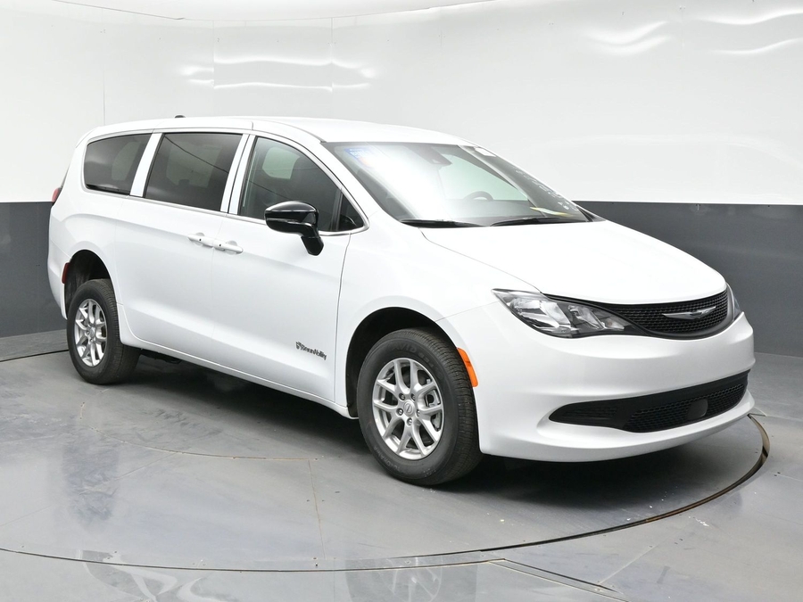 White Chrysler Voyager image number 9