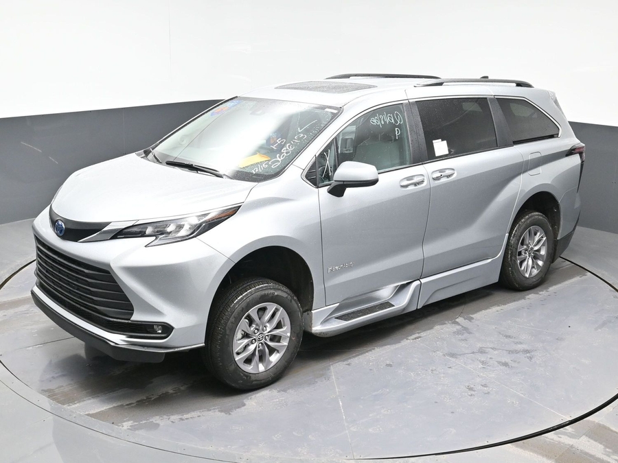 New 2025 Toyota Sienna Hybrid XLE Plus - BraunAbility Side Entry Entry Fold Out Automatic Ramp