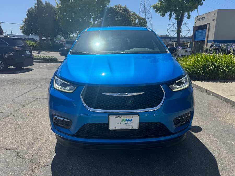 Blue Chrysler Pacifica image number 6