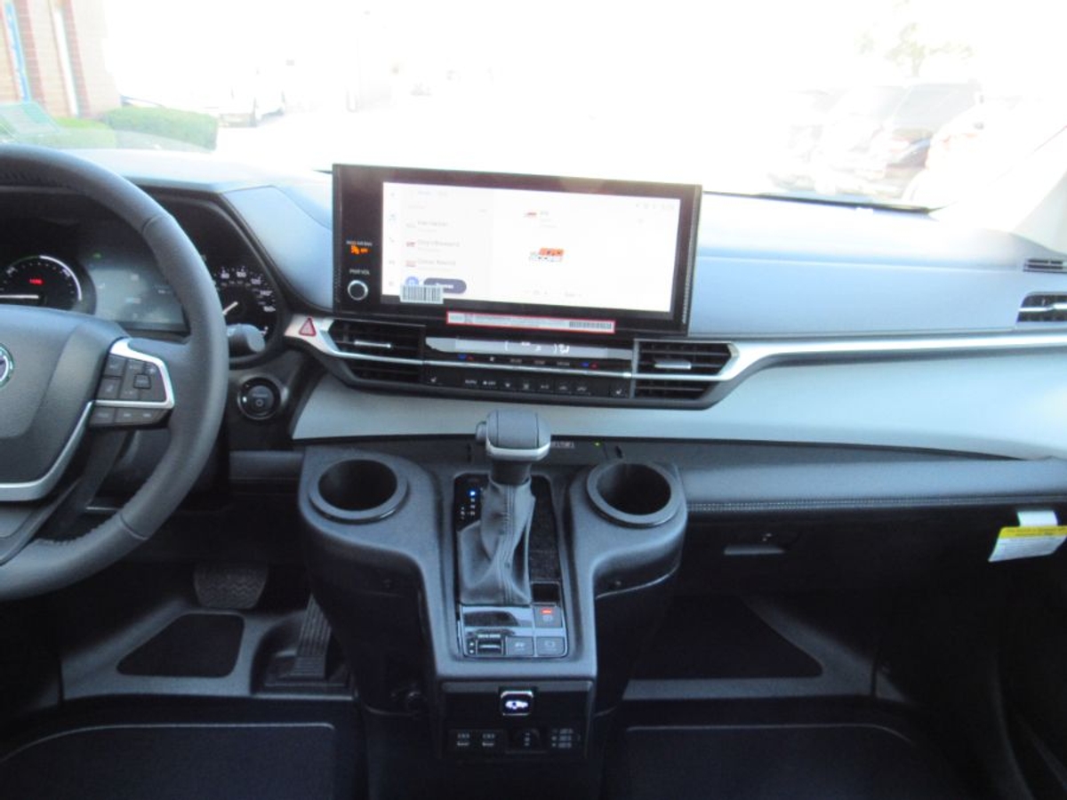 2025 TOYOTA SIENNA - Image 4