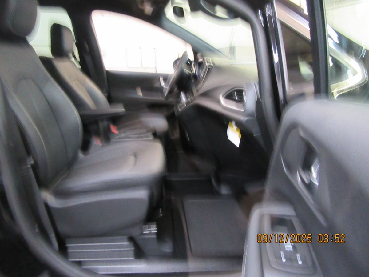 Black Chrysler Pacifica image number 16