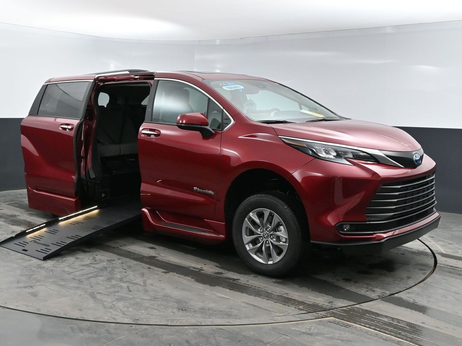 New 2025 Toyota Sienna Hybrid XLE Plus - BraunAbility Side Entry Entry Fold Out Automatic Ramp