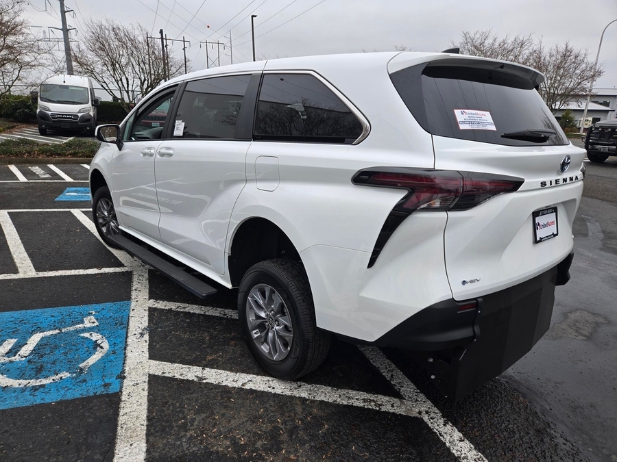 New 2026 Toyota Sienna Hybrid LE w swivel 2nd row - Vantage Mobility Rear Entry Entry Fold Out Manual Ramp