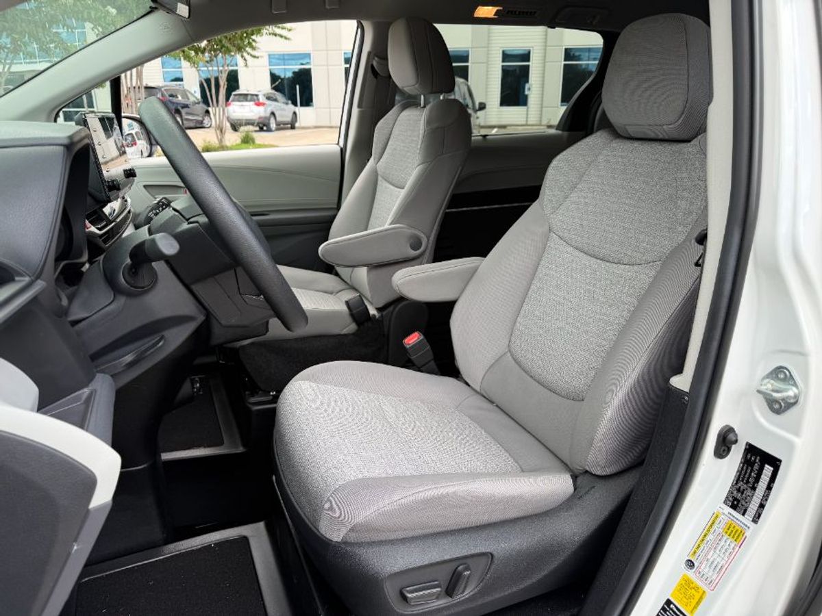 White Toyota Sienna image number 9