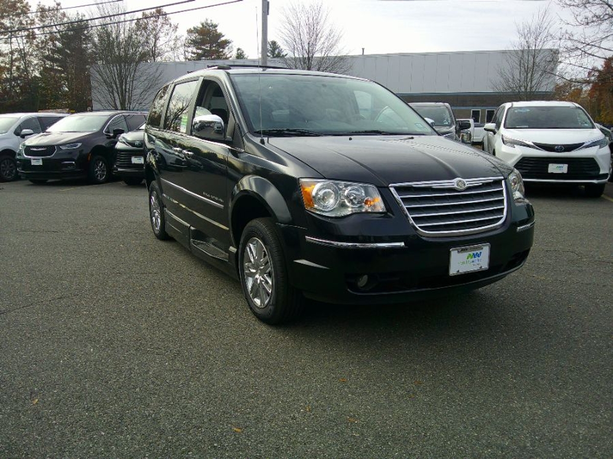 Black Chrysler Town and Country image number 20