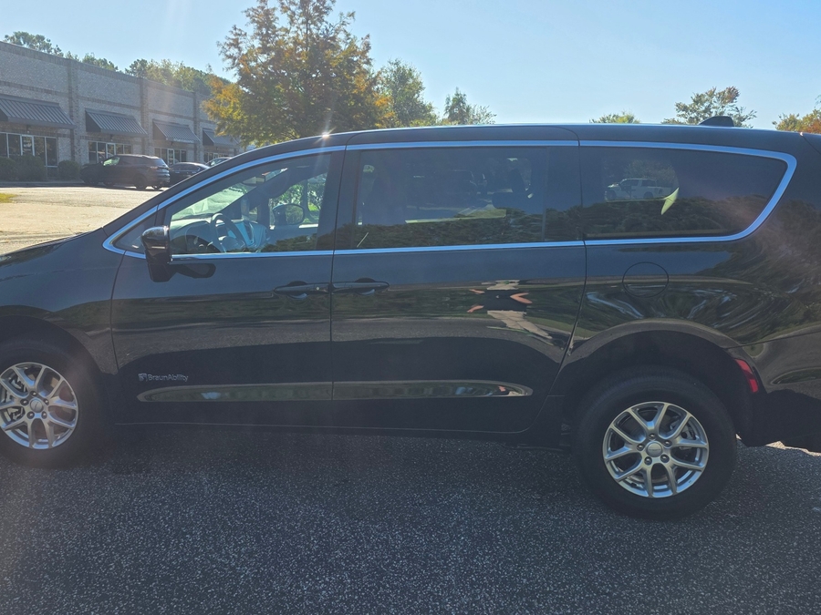 Black Chrysler Pacifica image number 9