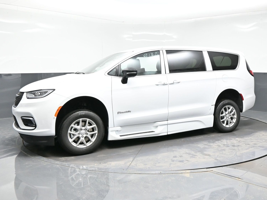 White Chrysler Pacifica image number 2