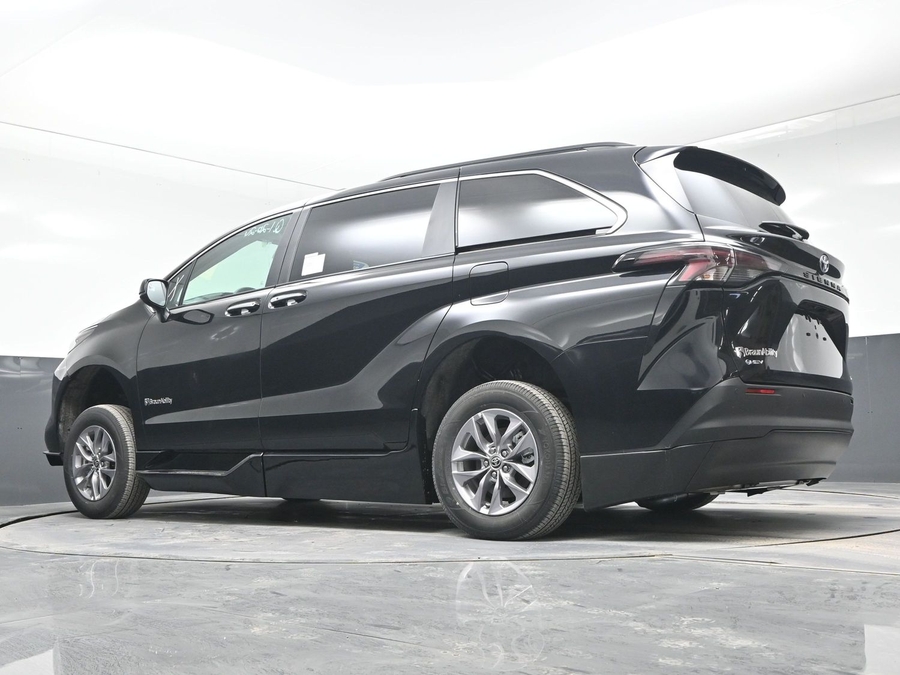 Black Toyota Sienna image number 20