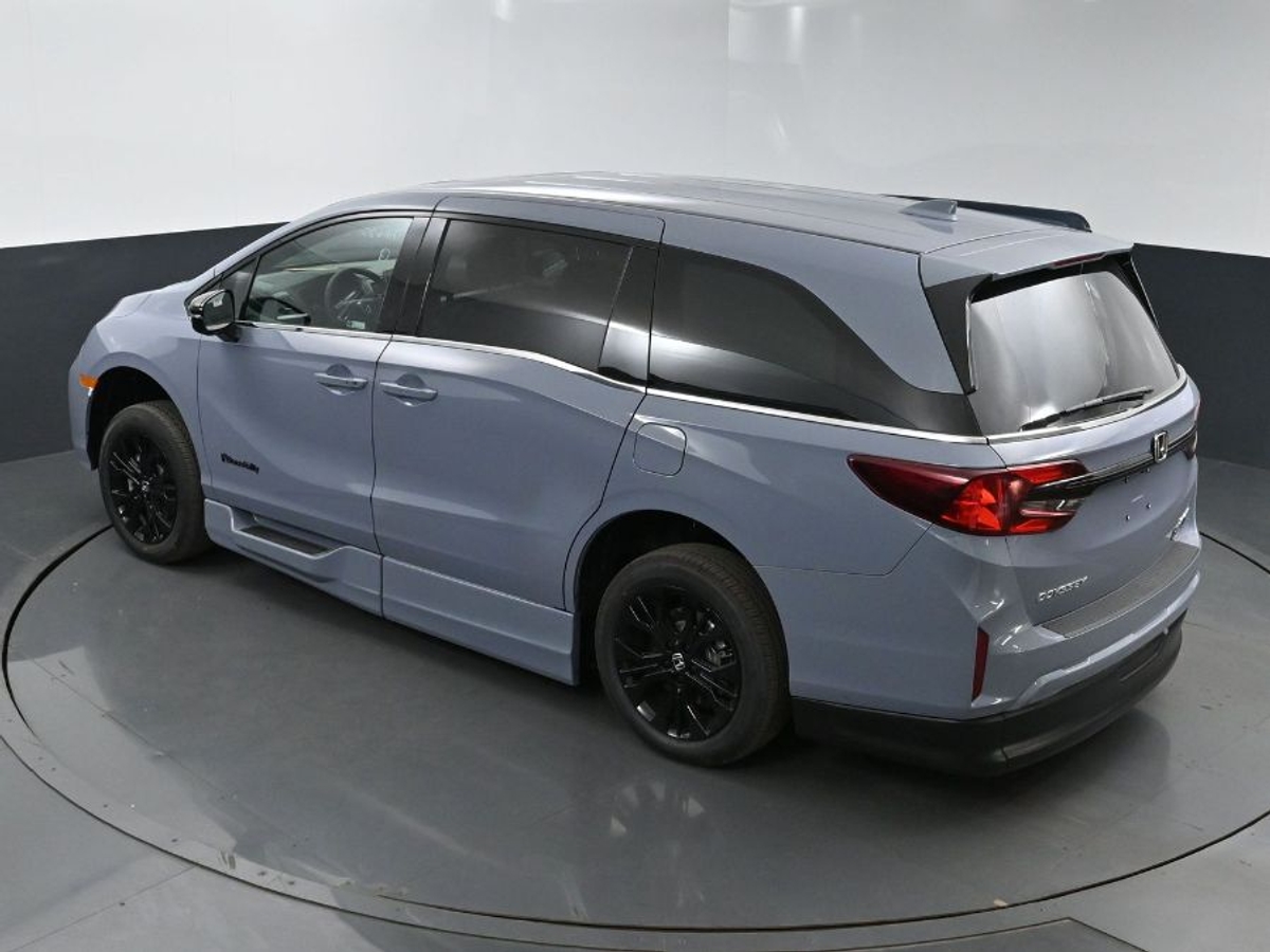 Grey Honda Odyssey image number 23