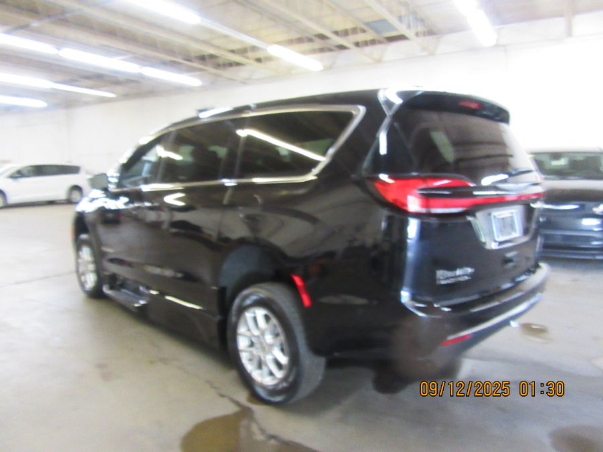 Black Chrysler Pacifica image number 11