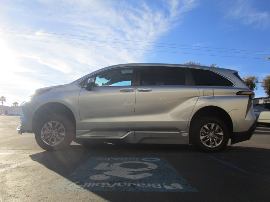 Used 2024 Toyota Sienna Hybrid XLE Base - BraunAbility Side Entry Entry Fold Out Automatic Ramp