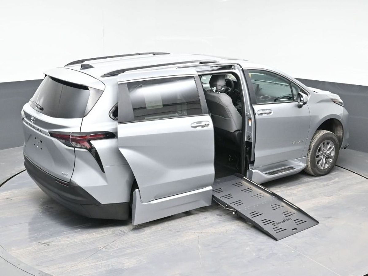 2025 TOYOTA SIENNA - Image 18