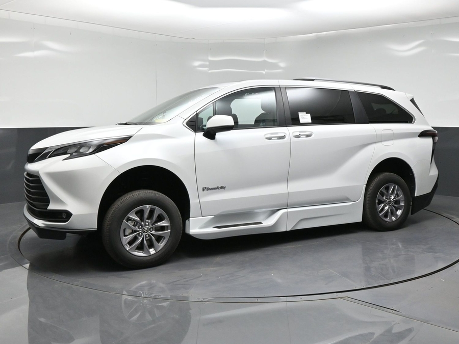 White Toyota Sienna image number 9