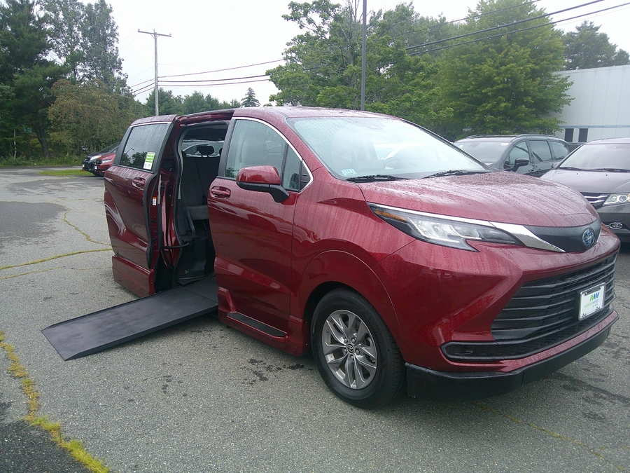 2022 Toyota Sienna LE - Photo 2