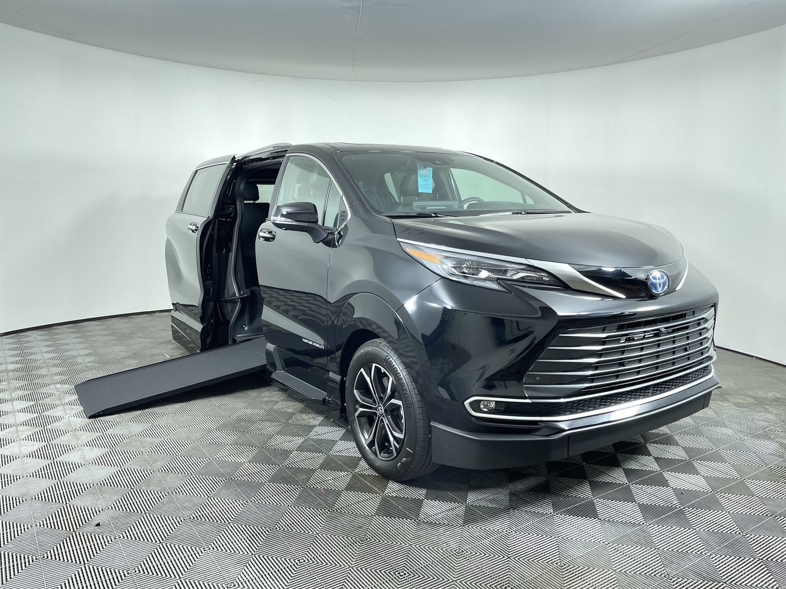 2025 Toyota Sienna AWD XLE Plus