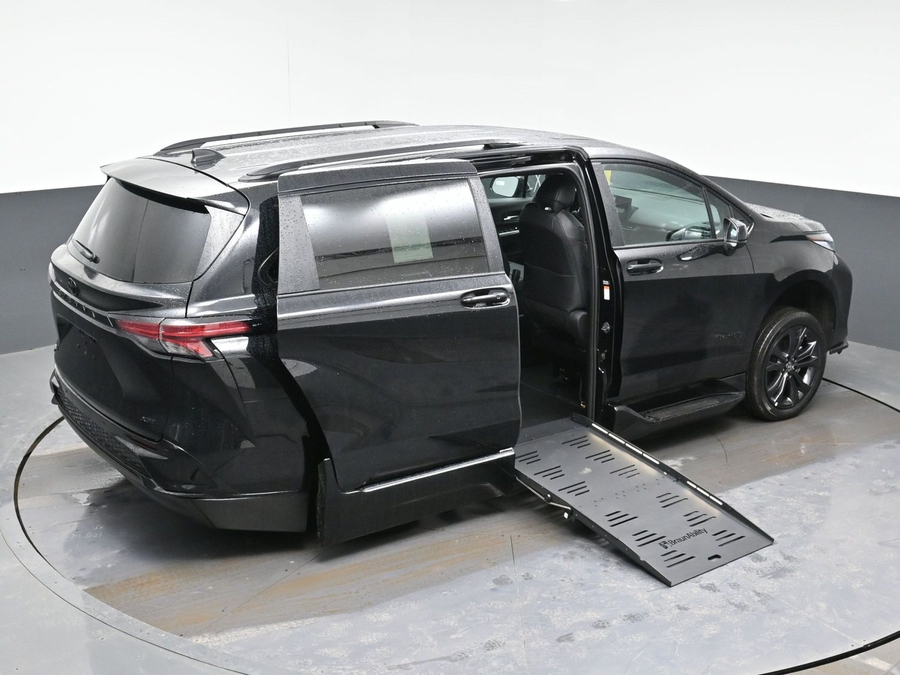 New 2025 Toyota Sienna Hybrid XSE Sport - BraunAbility Side Entry Entry Fold Out Automatic Ramp