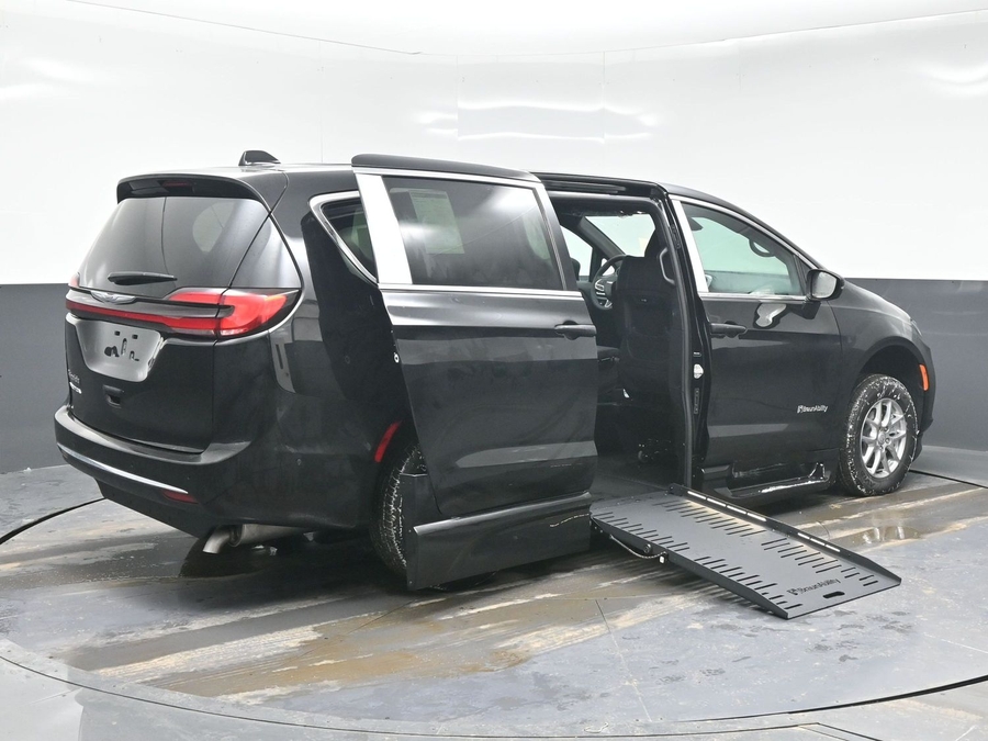 Black Chrysler Pacifica image number 3