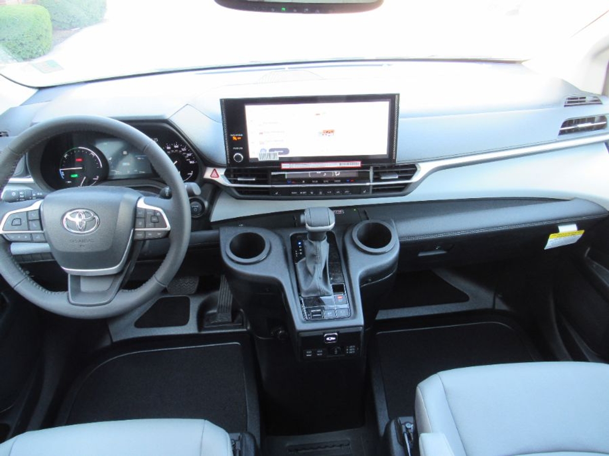 2025 TOYOTA SIENNA - Image 3