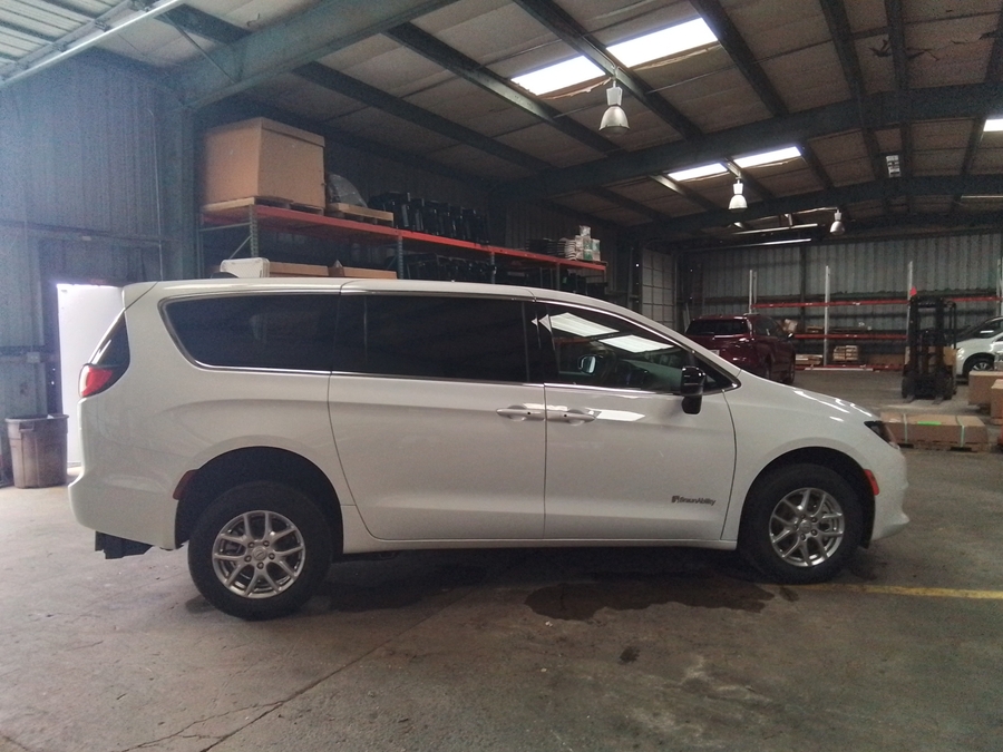 White Chrysler Voyager image number 7