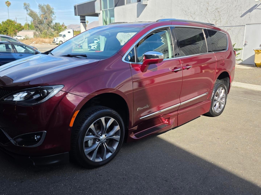 Used 2018 Chrysler Pacifica Limited - BraunAbility Side Entry Fold Out Automatic Ramp