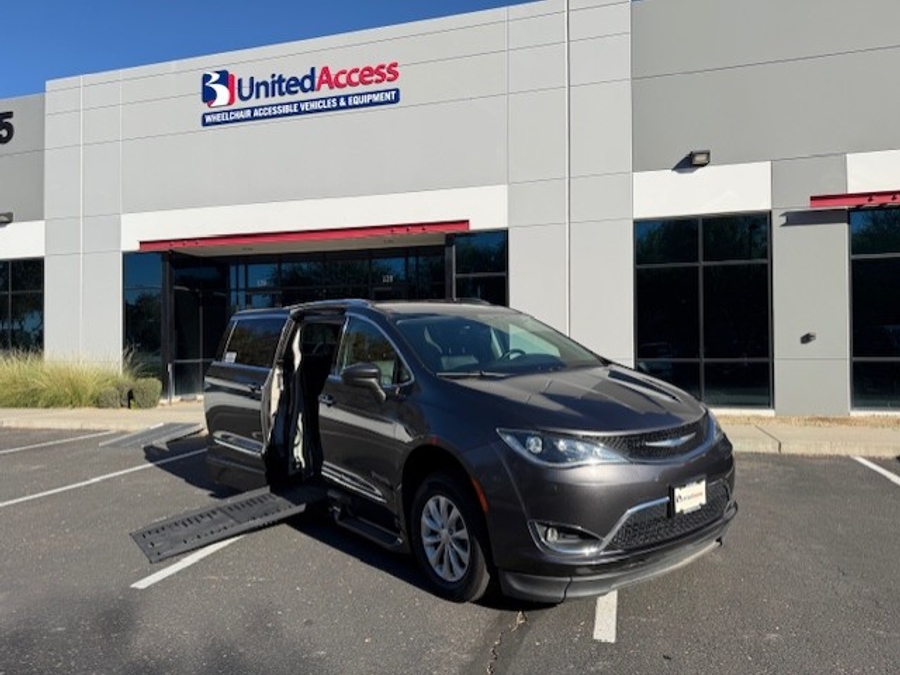 Used 2018 Chrysler Pacifica Touring L - BraunAbility Side Entry Entry Fold Out Automatic Ramp