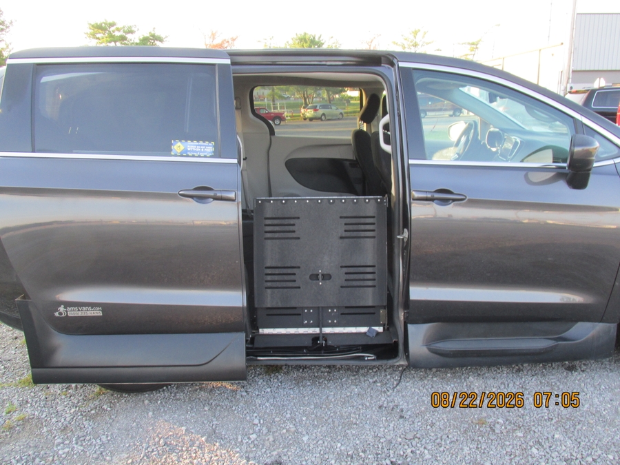 Granite Crystal Metallic Chrysler Voyager image number 7