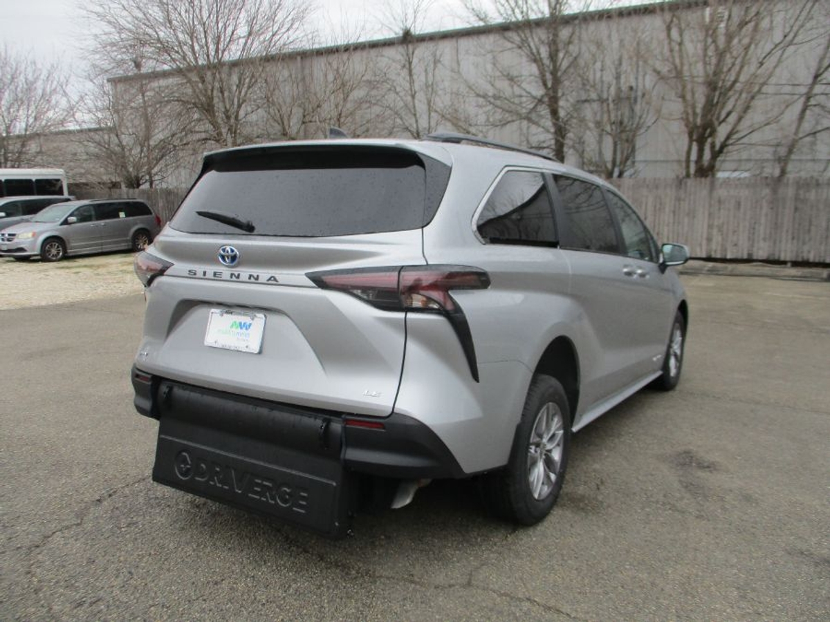 2025 TOYOTA SIENNA - Image 9