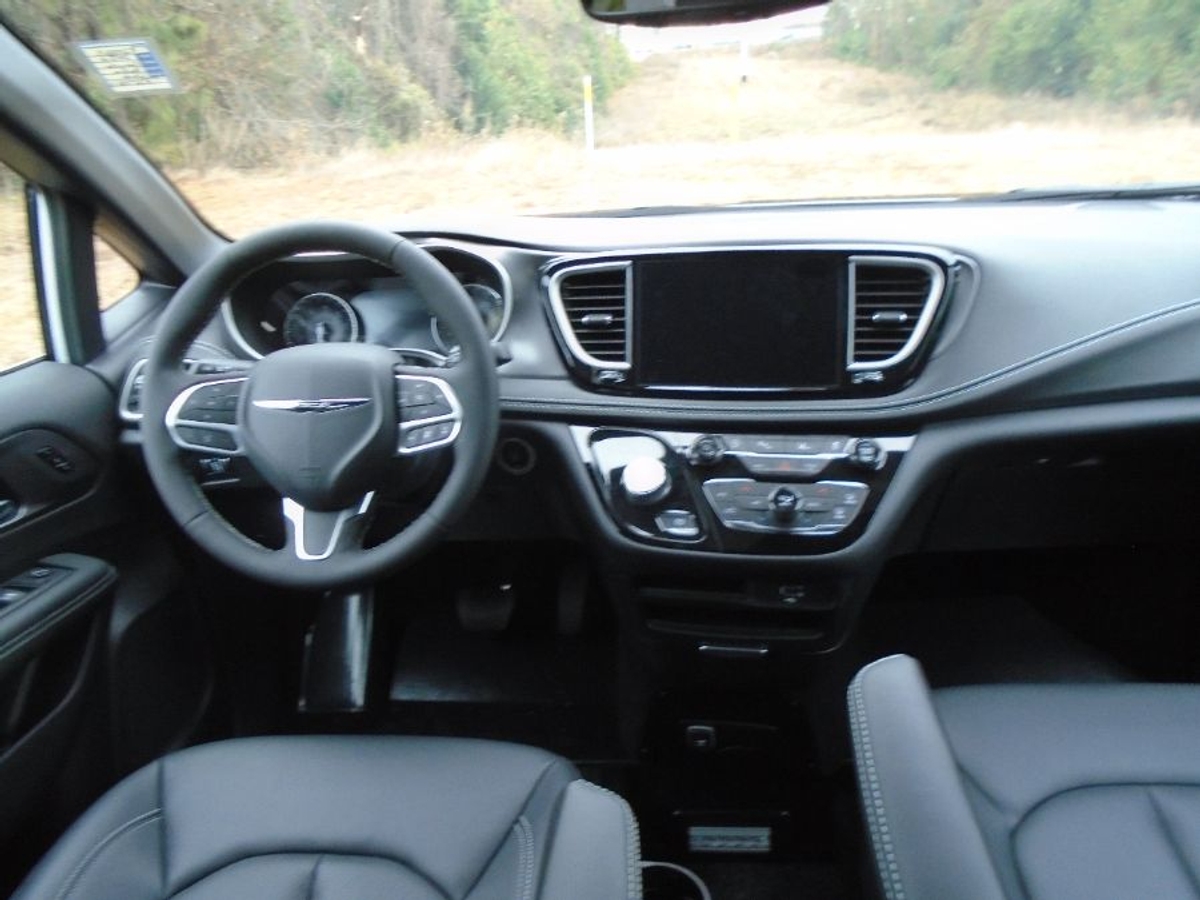 White Chrysler Pacifica image number 4