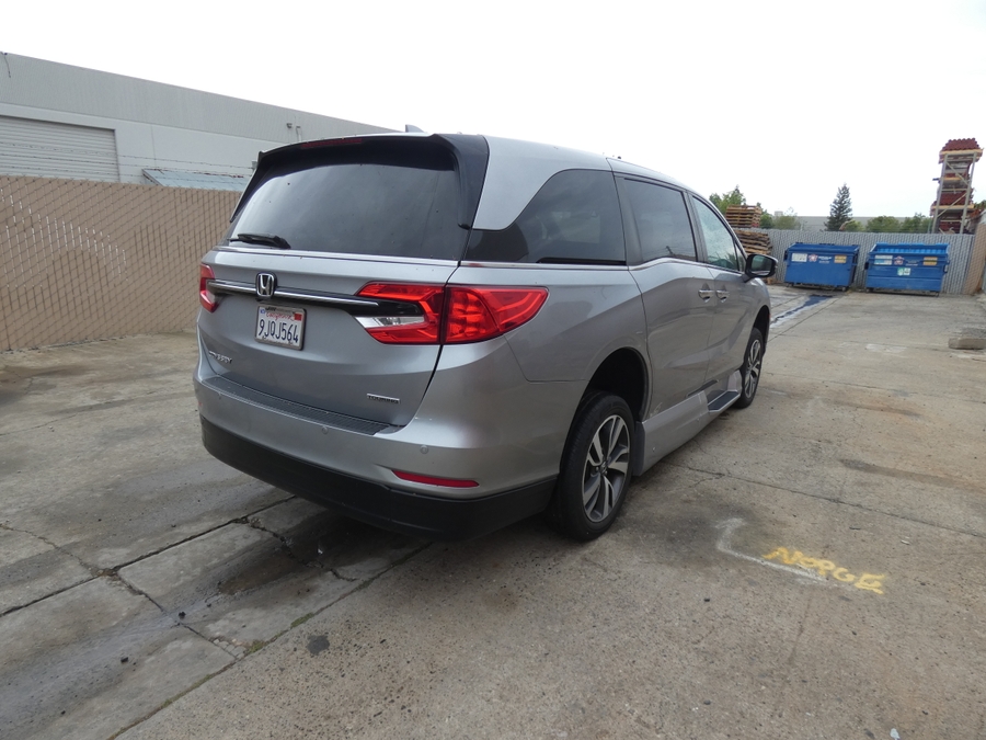 Silver Honda Odyssey image number 14