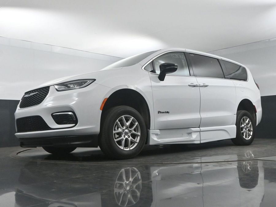 Used 2024 Chrysler Pacifica Touring L - BraunAbility Side Entry Entry Fold Out Automatic Ramp