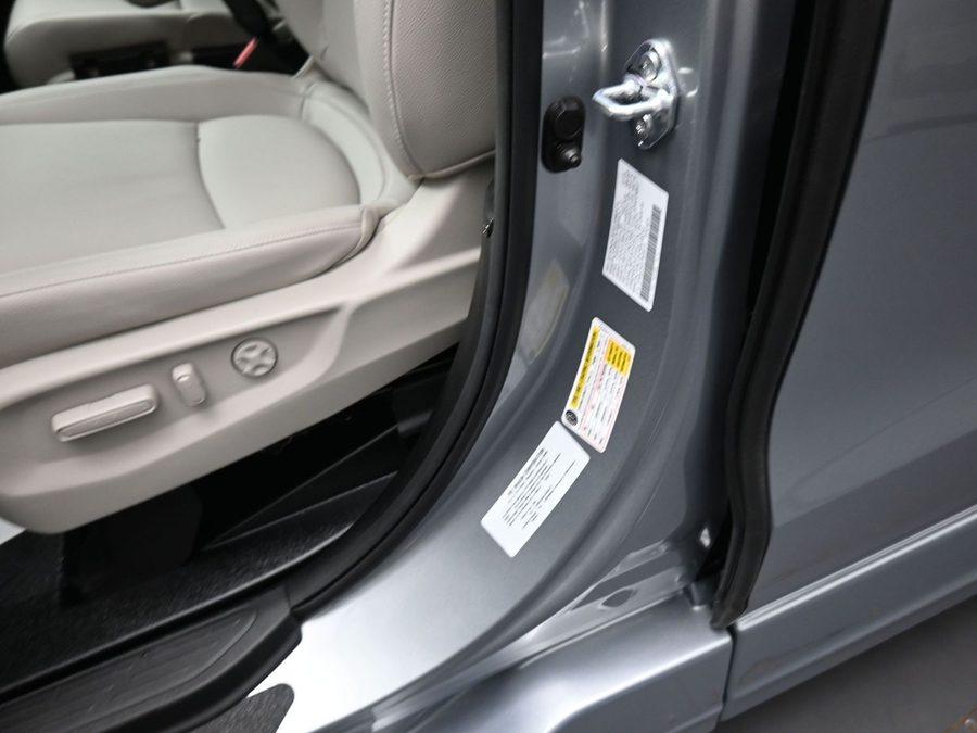 Silver Honda Odyssey image number 13