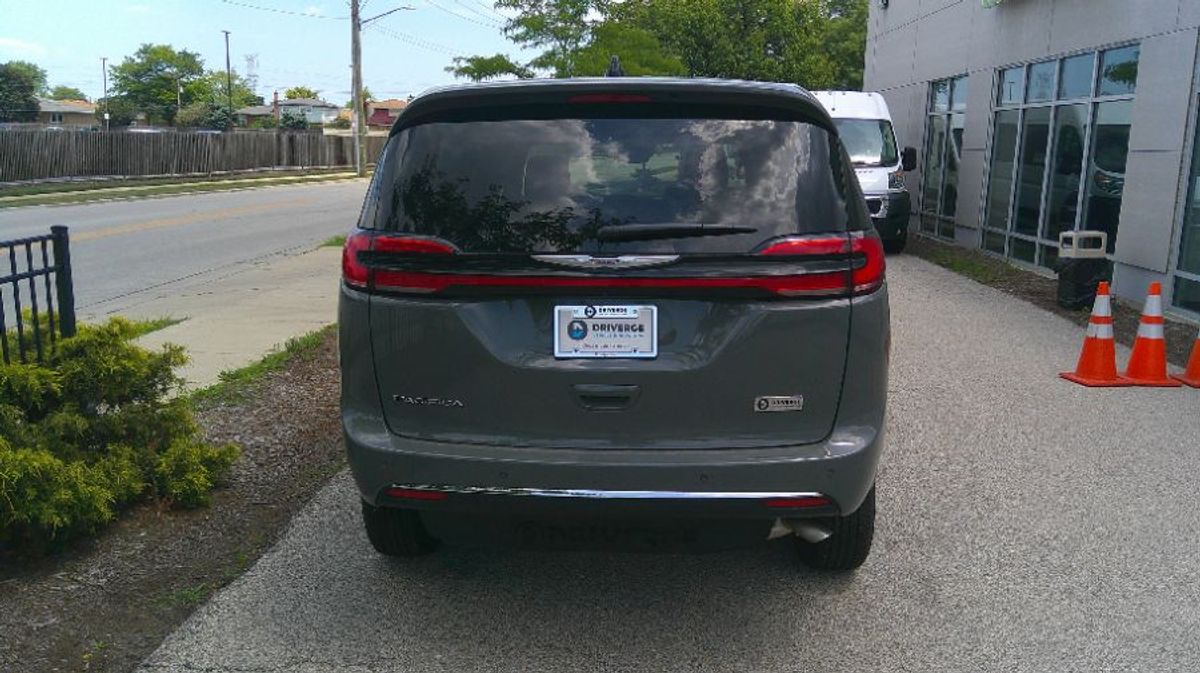 Grey Chrysler Pacifica image number 5