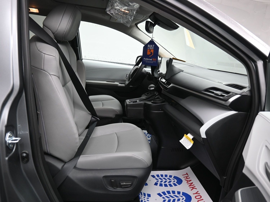 Grey Toyota Sienna image number 8