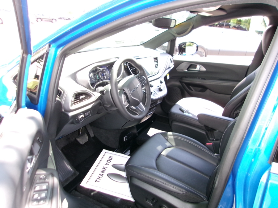 Blue Chrysler Pacifica image number 12
