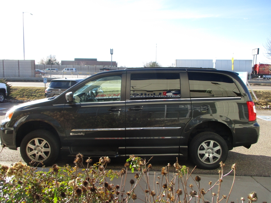 Used 2011 Chrysler Town and Country Touring - BraunAbility Side Entry Entry Fold Out Automatic Ramp