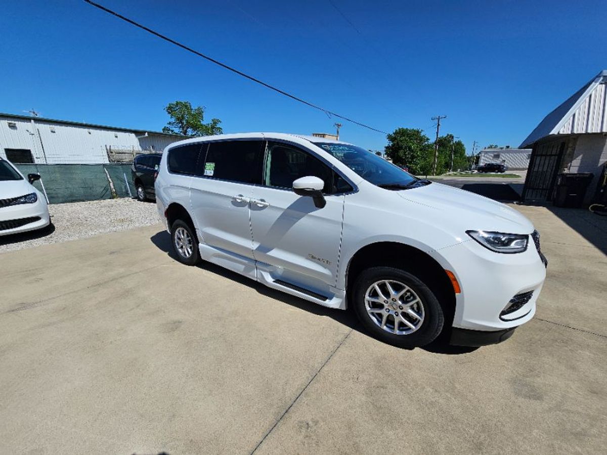 White Chrysler Pacifica image number 7