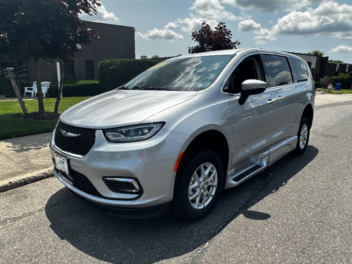 2023 Chrysler Pacifica Touring L's photo