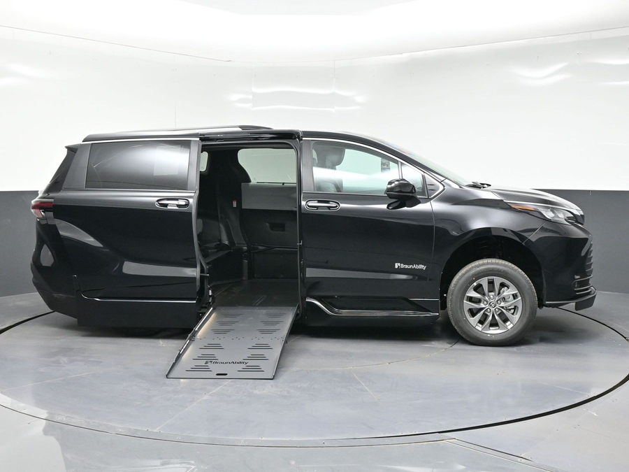 Imagen de la Toyota Sienna negra número 4