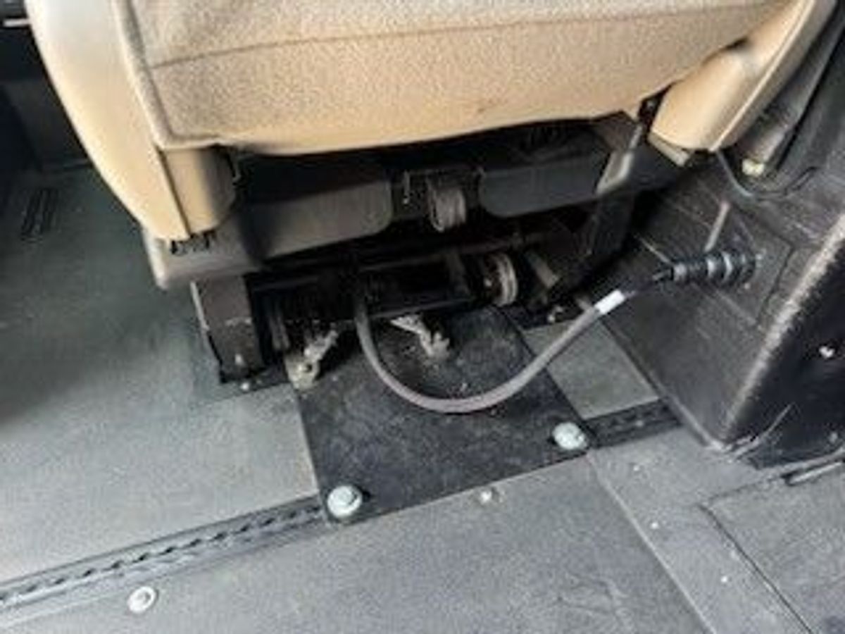 Red Honda Odyssey image number 2