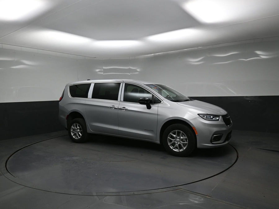 Silver Chrysler Pacifica image number 16