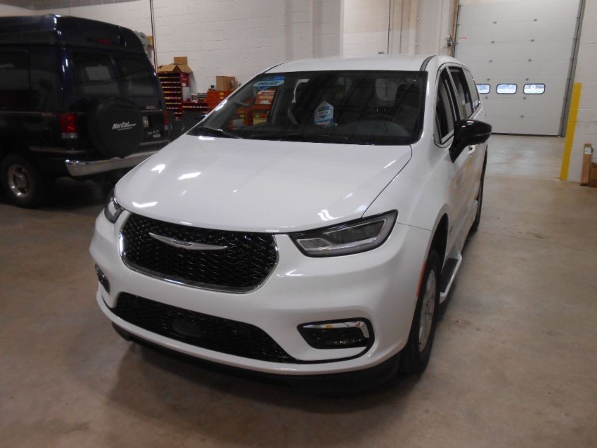 White Chrysler Pacifica image number 2