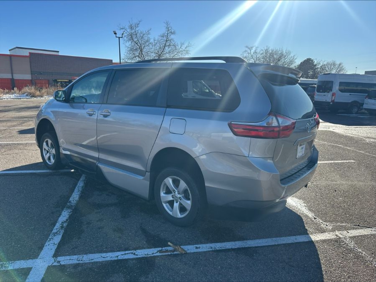 Silver Toyota Sienna image number 18