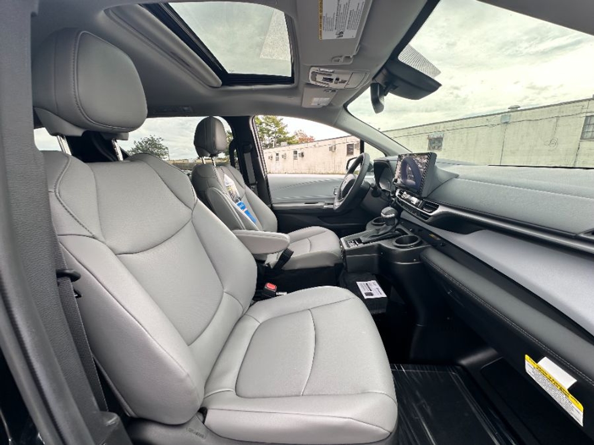 2025 TOYOTA SIENNA - Image 12