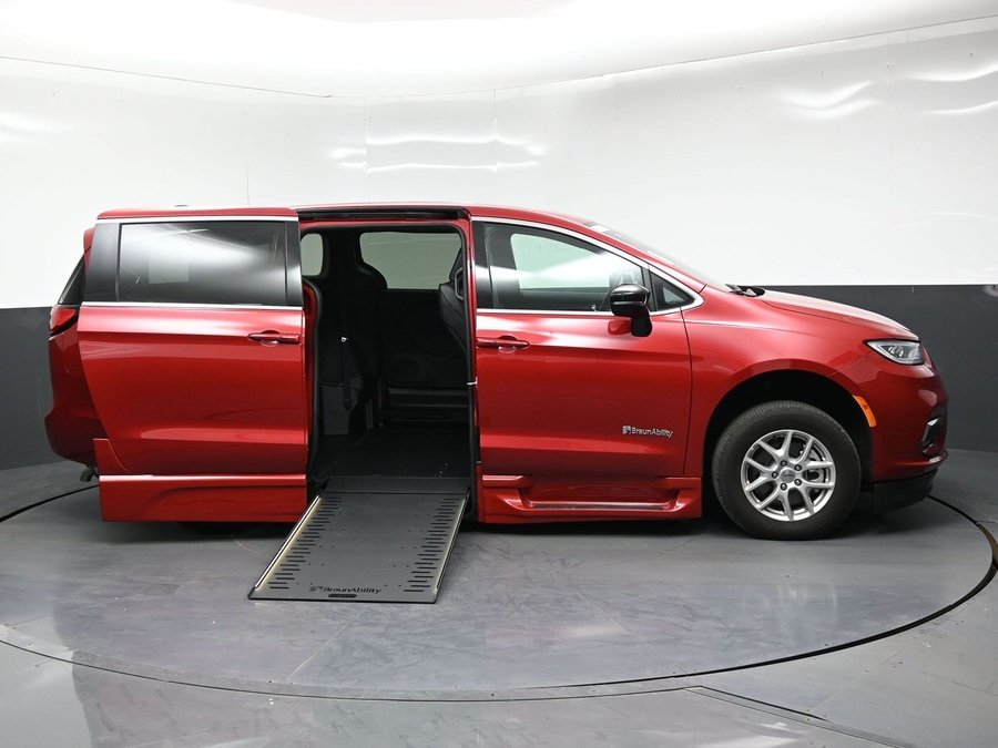 Used 2025 Chrysler Pacifica Select - BraunAbility Side Entry In Floor Automatic Ramp