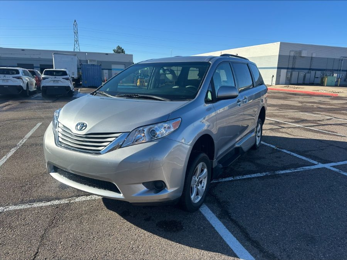 Silver Toyota Sienna image number 7