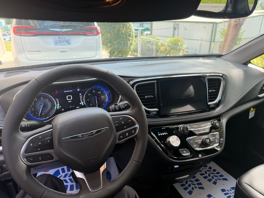 Silver Chrysler Pacifica image number 5