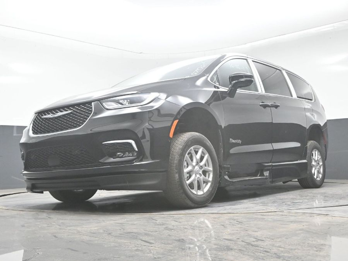 Black Chrysler Pacifica image number 19