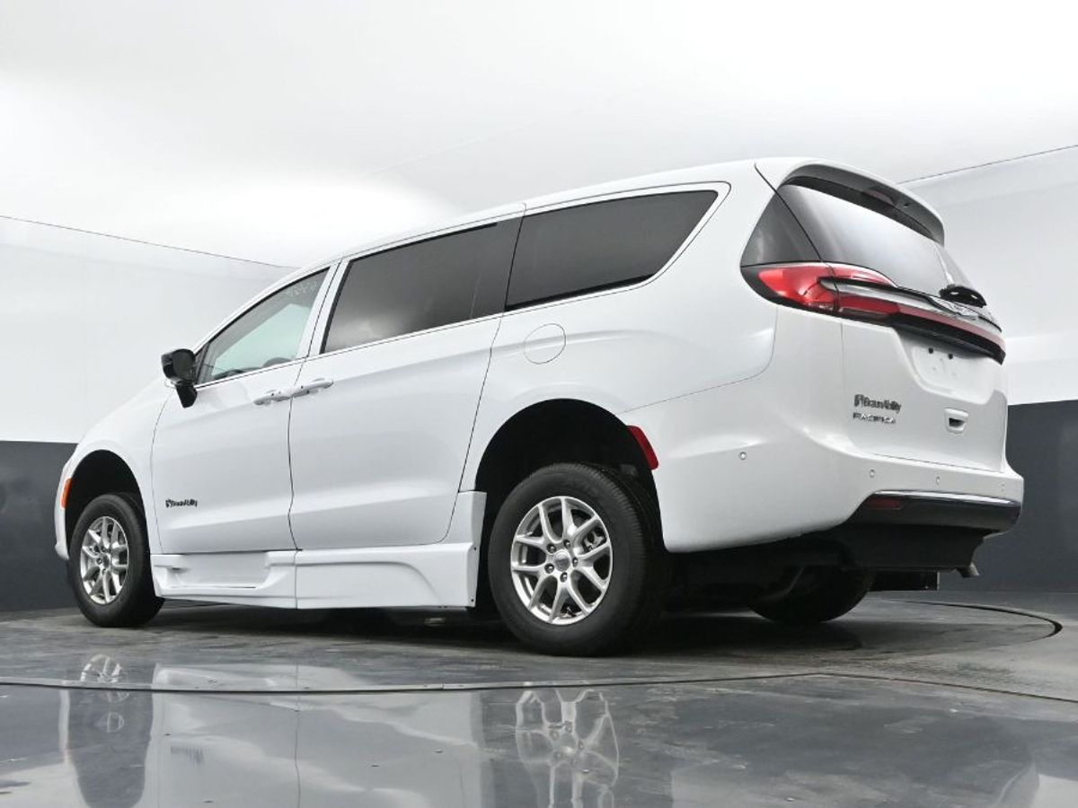 2024 CHRYSLER PACIFICA - Image 13