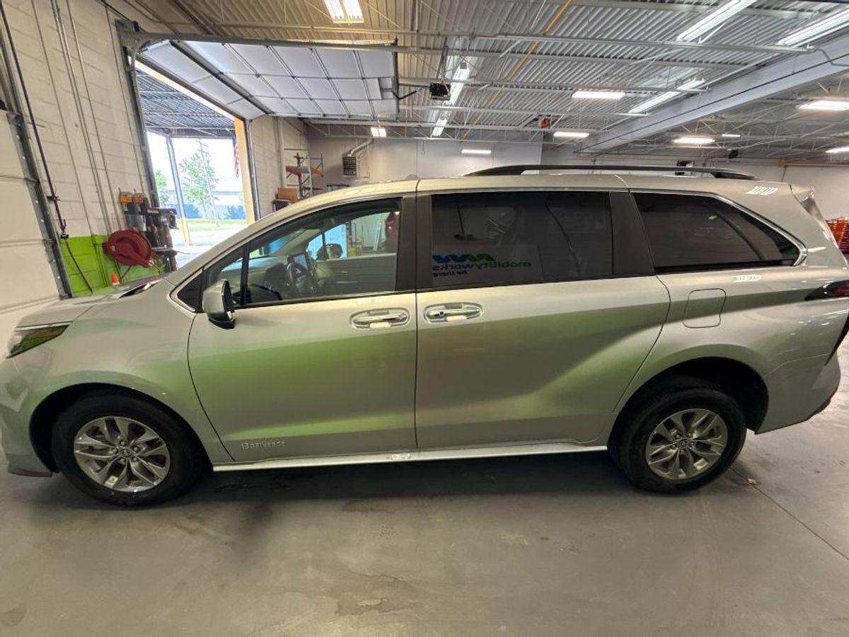 Silver Toyota Sienna image number 6