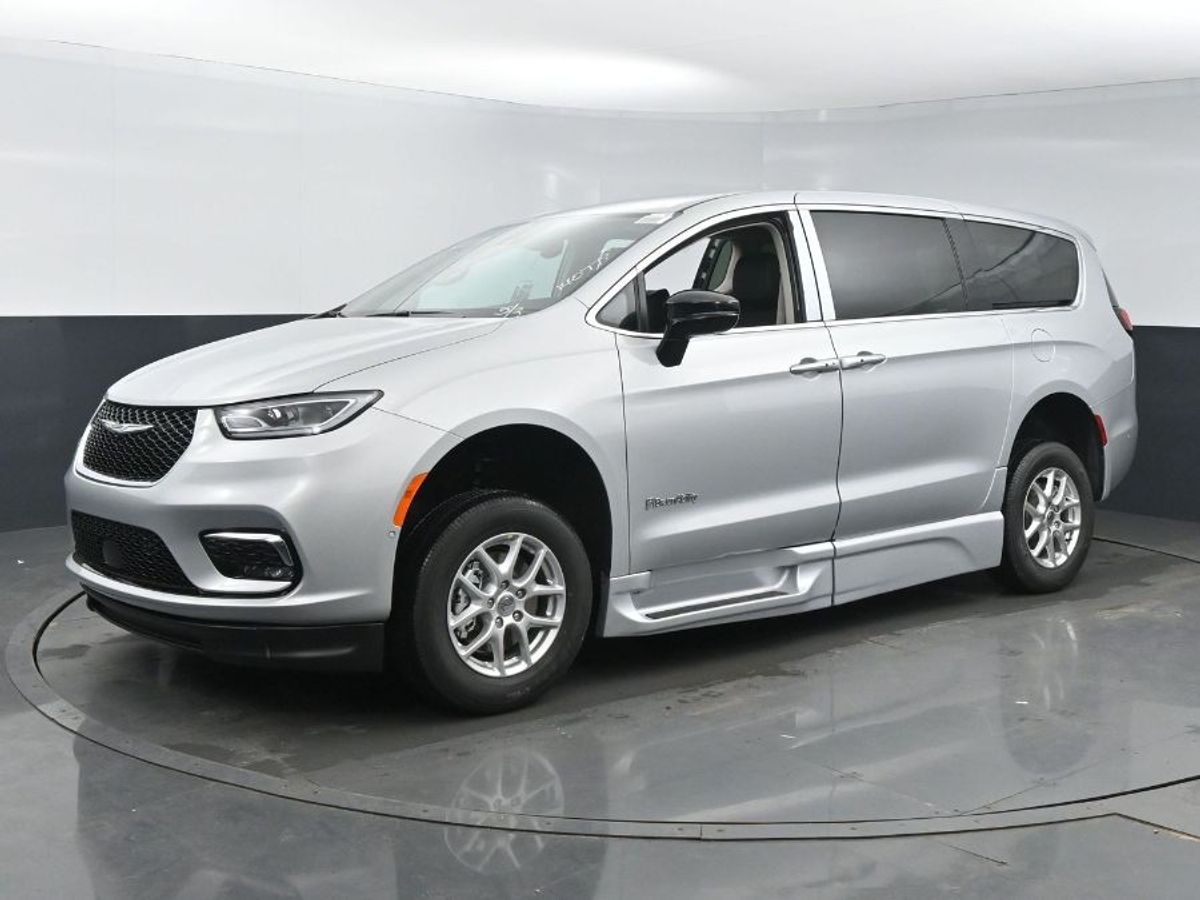 Silver Chrysler Pacifica image number 18